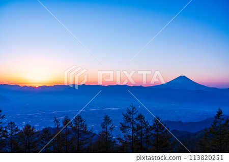 (Yamanashi Prefecture) Mt. Fuji seen from Mt. Amari at sunrise 113820251