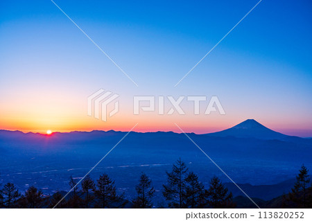 (Yamanashi Prefecture) Mt. Fuji seen from Mt. Amari at sunrise (Yamanashi Prefecture) Mt. Fuji seen from Mt. Amari at sunrise 113820252
