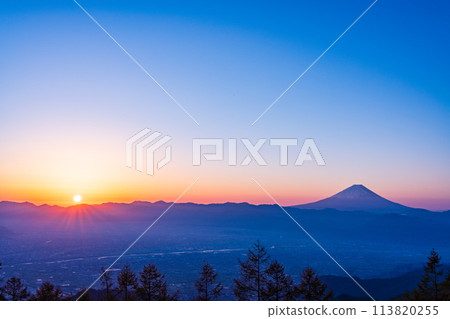 (Yamanashi Prefecture) Mt. Fuji seen from Mt. Amari at sunrise (Yamanashi Prefecture) Mt. Fuji seen from Mt. Amari at sunrise 113820255