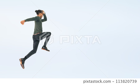 一個黑人從後面跳躍的全身照片 一個黑人從後面跳躍的全身照片 113820739