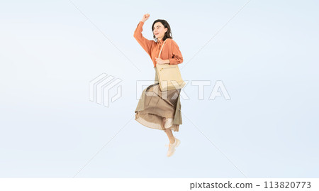 一名白人女子跳躍的全身照片 113820773