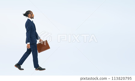 行走的黑人男性商務人士的全身照片 113820795