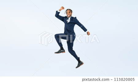 一名黑人男性商務人士跳躍的全身照片 一名黑人男性商務人士跳躍的全身照片 113820805