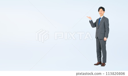 一位男性商務人士提供指導的全身照片 113820806