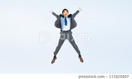 跳躍的男性商務人士的全身照片 跳躍的男性商務人士的全身照片 113820807