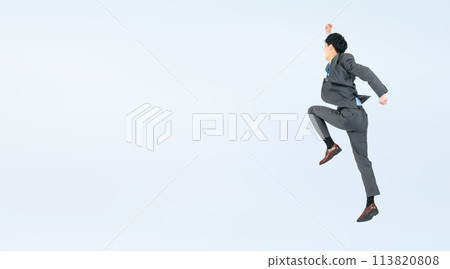 跳躍的男性商務人士的全身照片 跳躍的男性商務人士的全身照片 113820808