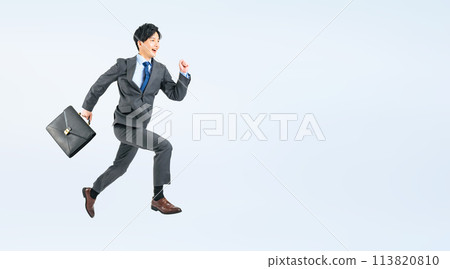 跳躍的男性商務人士的全身照片 113820810