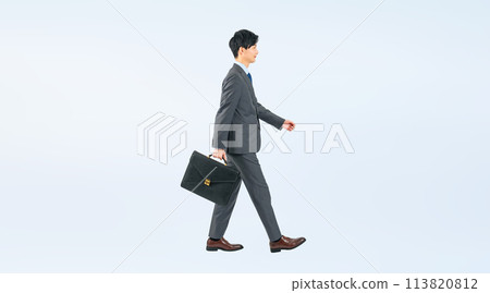 行走的男性商務人士全身照片 113820812