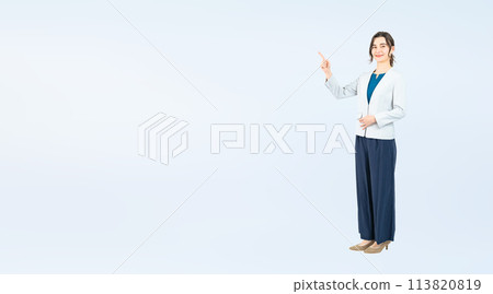 一位白人女商人提供指導的全身照片 一位白人女商人提供指導的全身照片 113820819