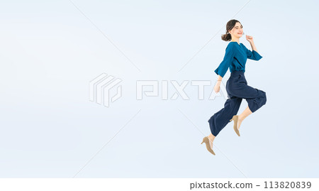 一名白人女子跳躍的全身照片 113820839