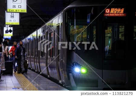 225系關西機場快速列車在關西機場站等待出發 113821270