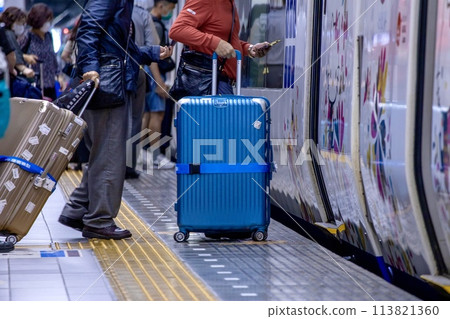 在關西機場站搭乘關西機場特快Haruka的旅客 在關西機場站搭乘關西機場特快Haruka的旅客 113821360