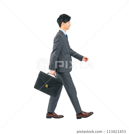 PNG行走的男性商務人士-透明背景的全身照片，手工精確剪裁 113821853