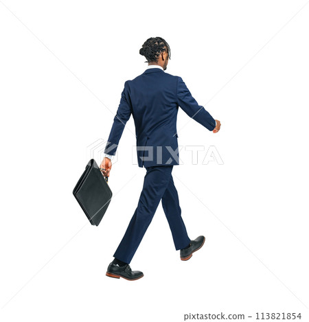 PNG行走的黑人男性商務人士-透明背景的全身照片，手工精確剪裁 113821854