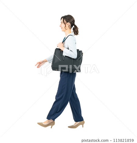 PNG行走的白人女商人-透明背景的全身照片，手工精確剪裁 113821859