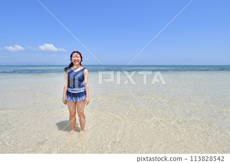 Girls playing on the beach (Pandanon Island, Philippines) 113828542