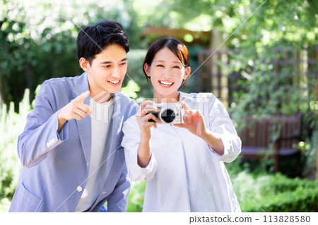 Couple with camera Couple with camera 113828580
