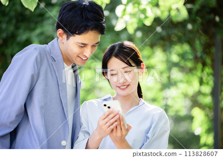 夫婦在智能手機上搜索 夫婦在智能手機上搜索 113828607