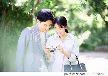 Couple with camera 113828705