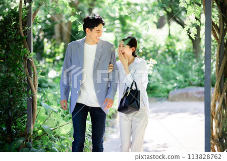 年輕夫婦,雙臂交叉行走 年輕夫婦,雙臂交叉行走 113828762