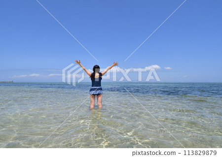 Girls playing on the beach (Philippines, Pandanon Island, rear view) 113829879