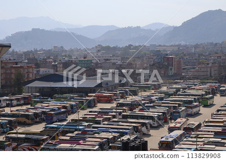 尼泊爾加德滿都的風景，天空朦朧、城市景觀和巴士總站 113829908