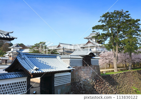 【石川縣】晴天的金澤城、河北門、菱櫓、櫻花盛開 113830122