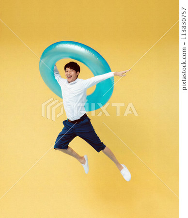 夏季男子用漂浮物跳躍 夏季男子用漂浮物跳躍 113830757