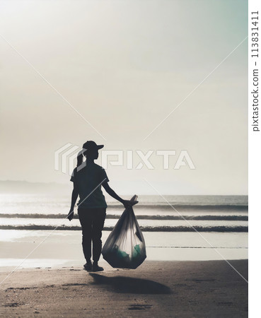 一名婦女撿起海灘上留下的垃圾的剪影/環境和社會問題的概念 113831411