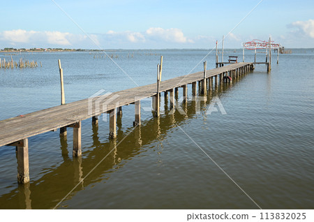 Bana Wooden Bridge is a wooden bridge built with the cooperation of the community. Built to stretch all the way to Pattani Bay, you can take a walk to admire the atmosphere of the sea. 113832025