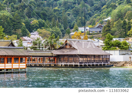 從海上看廣島嚴島神社能劇和大願寺 從海上看廣島嚴島神社能劇和大願寺 113833062