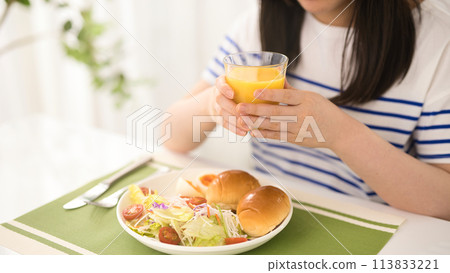 Teenage girl eating breakfast 113833221