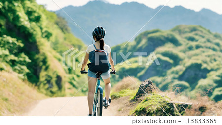 騎運動自行車的騎自行車者/騎自行車的女人 113833365