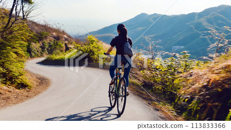 登山者騎自行車爬山 113833366