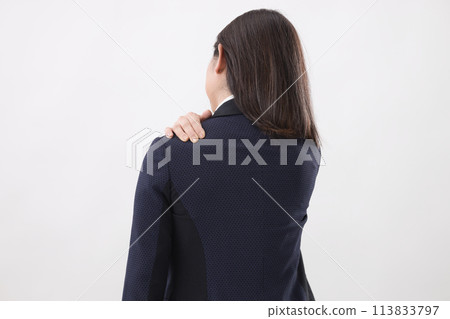 business woman in suit 113833797