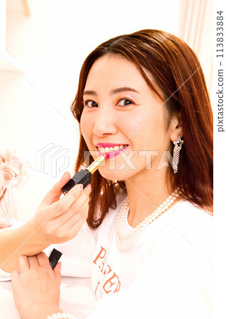 pink room woman pink room woman 113833884