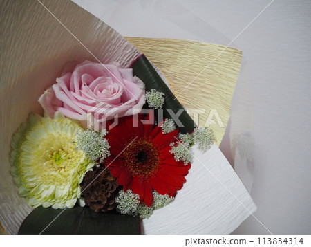 可愛的玫瑰和非洲菊花束 113834314