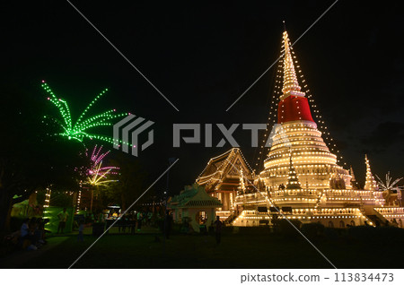 Night time of the most important place of worship When Phra Samut Chedi is the seal of Samut Prakan city, which the call it by another name Phra Chedi in the middle of water. Night time of the most important place of worship When Phra Samut Chedi is the seal of Samut Prakan city, which the call it by another name Phra Chedi in the middle of water. 113834473