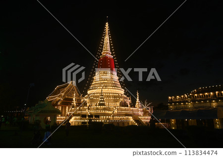 Night time of the most important place of worship When Phra Samut Chedi is the seal of Samut Prakan city, which the call it by another name Phra Chedi in the middle of water. 113834474