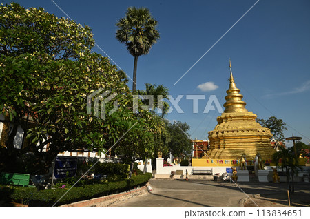 Si Chom Thong large golden Pagoda is located in Wat Phra That Si Chom Thong Worawihan. This is an important temple of the city and is revered by Thai Buddhists. Located at Chiang Mai in Thailand. 113834651