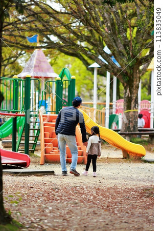 爸爸在公園里和孩子們玩耍 113835049
