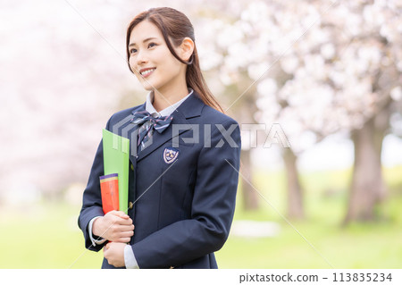 櫻花盛開中，女高中生新學期上學 113835234