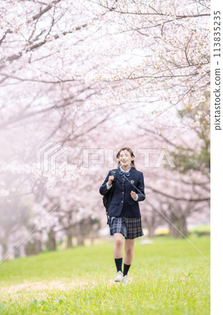 櫻花下奔跑的女高中生 櫻花下奔跑的女高中生 113835235