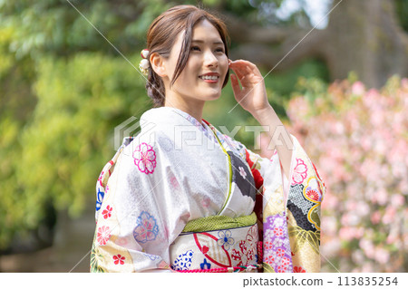 穿著長袖和服在花園裡散步的年輕女子 穿著長袖和服在花園裡散步的年輕女子 113835254