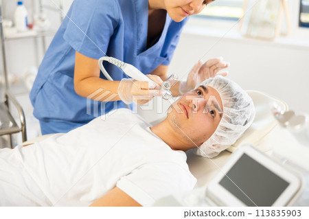 doctor using hydrogen oxygen hydrating doctor using hydrogen oxygen hydrating 113835903