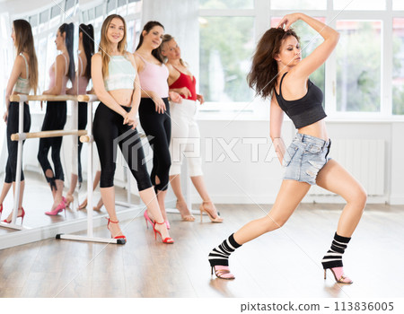 Visitors to choreographic class, observe professional rendering of dance elements performances couch 113836005