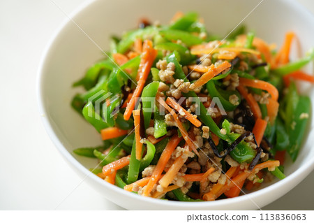 Stir-fried peppers and carrots 113836063
