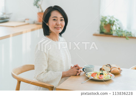 早餐 女生 女孩 113836228