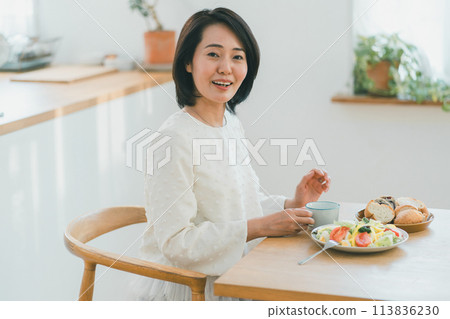 早餐 女生 女孩 113836230