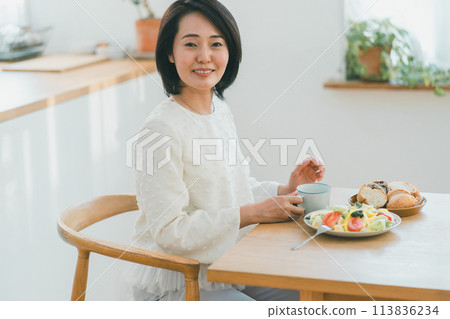 早餐 女生 女孩 113836234